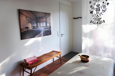Behandlungsraum mit Bank und Wandbild
