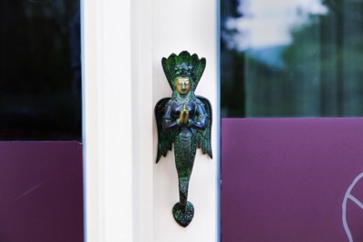 Türgriff in Form einer Figur an der Praxistür
