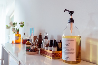 Massageöle und Kräuterstempel