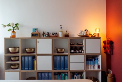 Regal mit Klangschalen und Fachbüchern