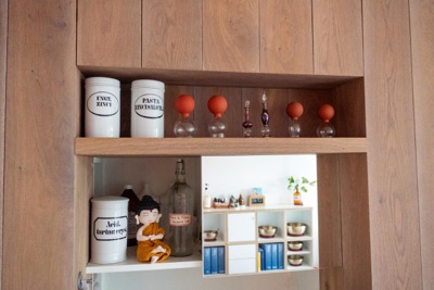 Apothekerschrank mit alten Gefäßen und Schröpfgläsern